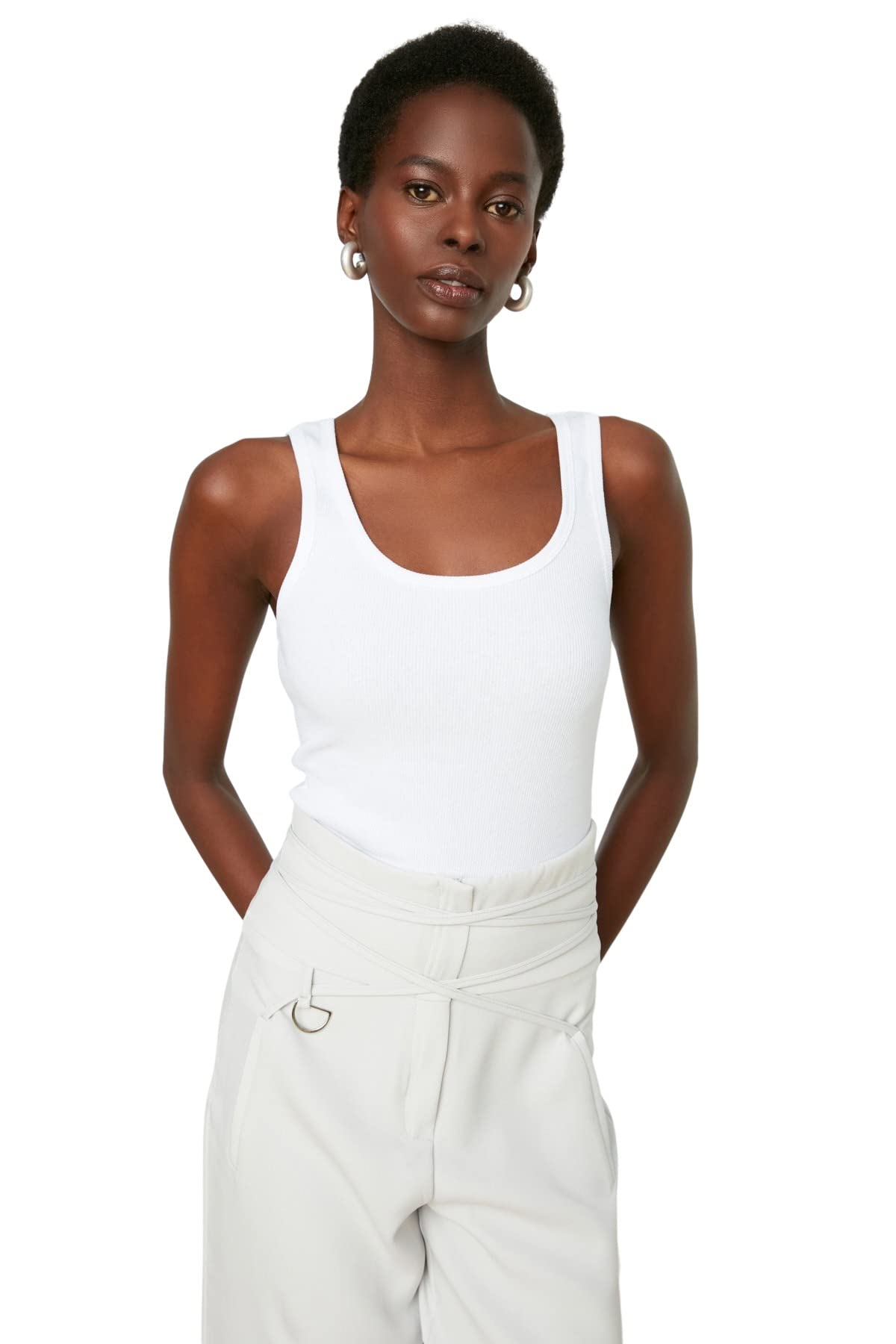 Trendyol Women's Weiß Feman Regular Fit Basic Scoop Neck Knit Singlet
