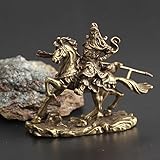 Statue de Guan Gong chinois en cuivre : cette décoration de table et de bureau dispose d'une belle statue du dieu chinois de la richesse Guan Gong. Son processus rigoureux et son artisanat traditionnel en font une pièce classique. Fabriqué en cuivre pur, il est stable, solide et délicatement travaillé. Les lignes faites à la main sur la statue ajoutent une bénédiction de paix. Avec sa texture dure et sa texture claire, cette décoration met en valeur l'artisanat antique et les détails fins. L'artisanat est délicat et vif, ce qui en fait un ajout unique à n'importe quel espace. Couleur : conforme à l'image. Matériau : cuivre. Dimensions : 54 x 21 x 51 mm (environ). Contenu : 1 décoration Guan Gong.