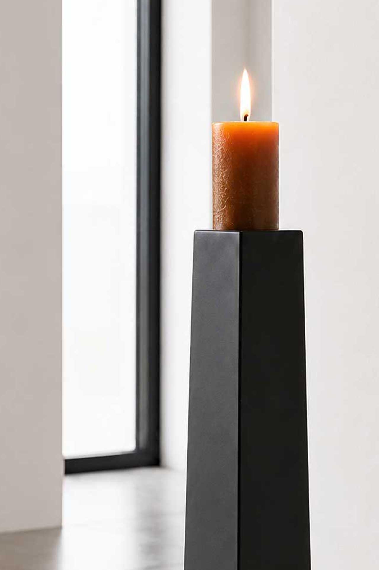 VIVANNO Kerzenhalter Kerzenständer Obelisk Schwarz Matt 80 cm Bodenvase | Deko Dekosäule aus Metall für Stumpenkerzen und Trockenblumen, inkl. abnehmbarer Platte, Maße 80x11x11 cm