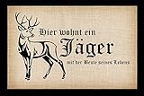 Crealuxe Fussmatte – “ Hier wohnt EIN Jäger mit der Beute seines Lebens - 60x40 cm - Gummi Rückseite / rutschfest - Filzoberfläche - Bedruckte Türmatte - Innenmatte - Schmutzmatte