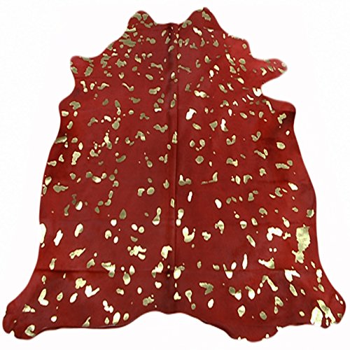 Tapis en peau de vache Red/Gold au salon pour réchauffer un intérieur contemporain chic