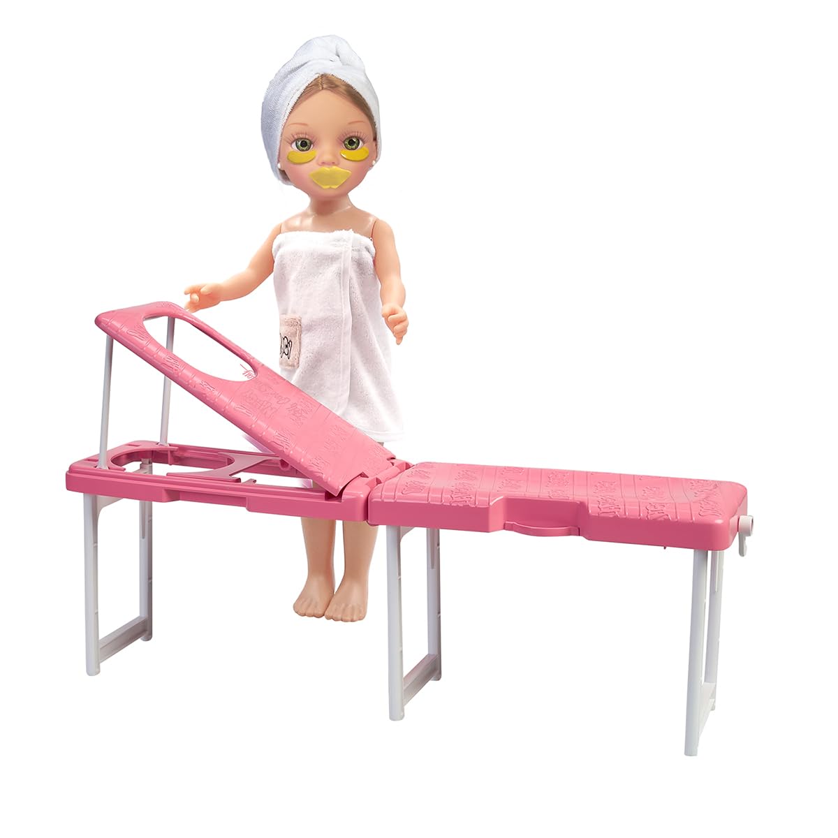 Nancy - Un día de SPA, muñeca con Toalla y Tumbona de SPA, Set para Hacer mascarillas, Maquillaje de Purpurina y Accesorios de Belleza, para niñas y niños a Partir de 3 años, Famosa, (NAC37000)