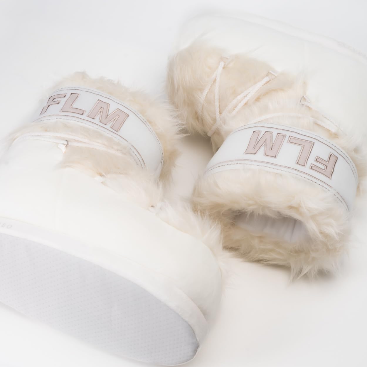 Flamingueo Sneaker Hausschuhe - Lustige Plüsch Pantoffeln für Damen und Herren, Eine Größe