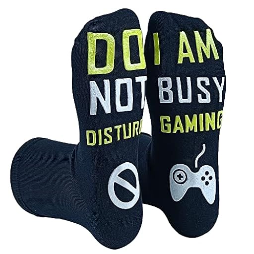 FGFD&OU Calcetines Unisex de Algodón para Mujer y Hombre, Divertidos y Antideslizantes ´Do Not Disturb, I Am Busy Gaming´, Regalo para Navidad, Familias y Amigos (Negro-6) | Ya disponible en tu tienda friki favorita! En mundofriki.es!