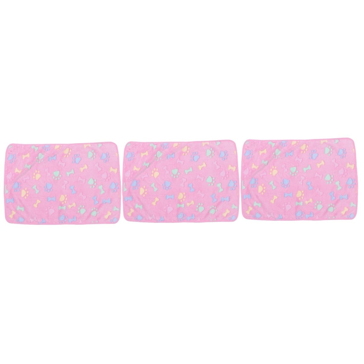 Couvertures pour chiens contre les poils sur le canapé et tapis rose