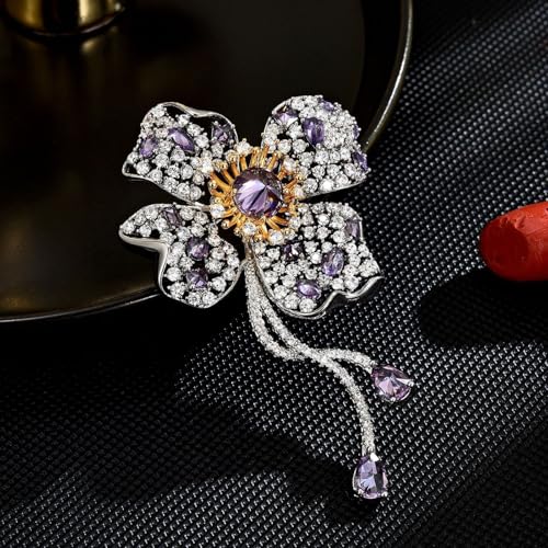 Broche de mariposa morada para lucir en bodas de tarde y cenas de gala 3