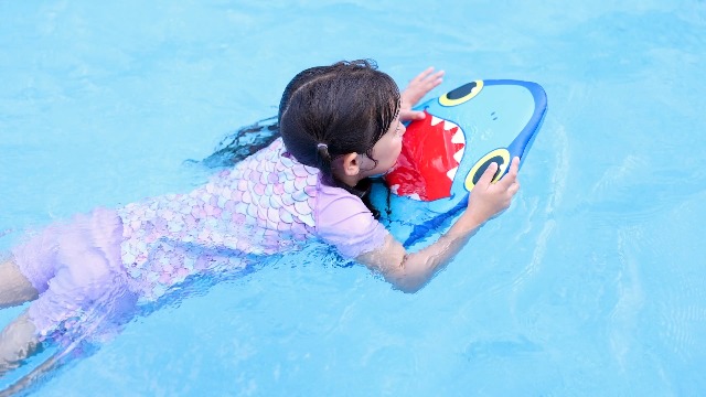 Amazon.com: Melissa & Doug Sunny Patch Spark Shark Kickboard