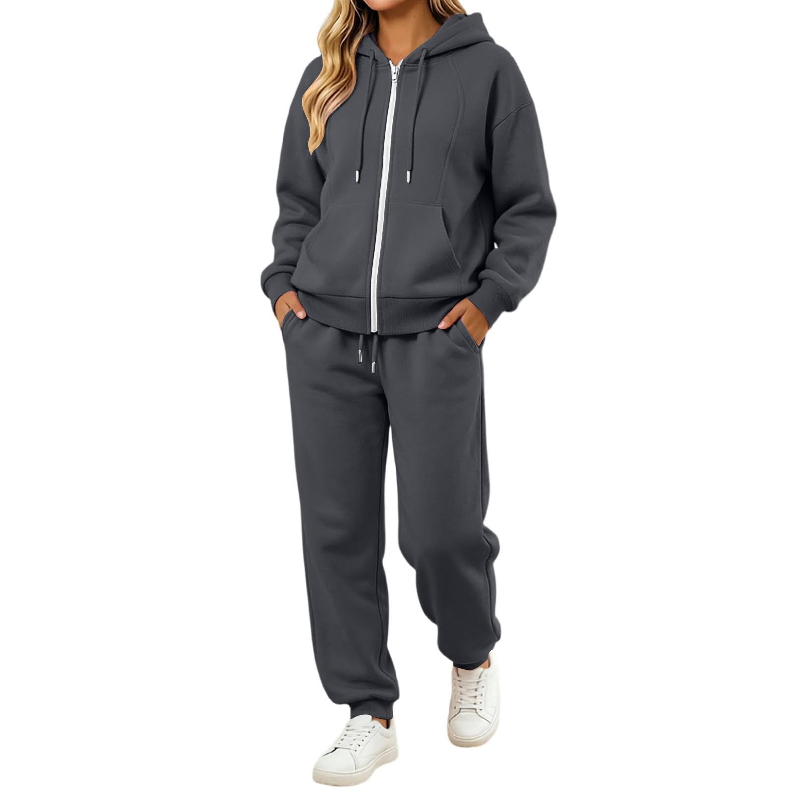 Completo sportivo composto da due pezzi: felpa con cappuccio casual pantaloni casual larghi.