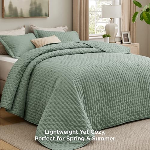 Image of Bedsure Quilts Queen Size - Sage Green Bedspread Queen Size & Lightweight Comforter, Modern & Boho Coverlet with Clover Pattern, Ultra Soft All-Season Bedding, 90 x 96 Inches