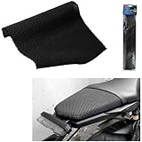 Descripción y características del producto: – Portaobjetos utilizable para cualquier cosa y en muchas superficies, no solo salpicadero y sillín de moto scooter. - Superficie: mil puntas de goma – Alfombra antideslizante y antivibración para salpicadero, sillín de moto scooter y maxiscooter. - Recortable y moldeable - Dimensiones: 50 x 40 cm - color negro
