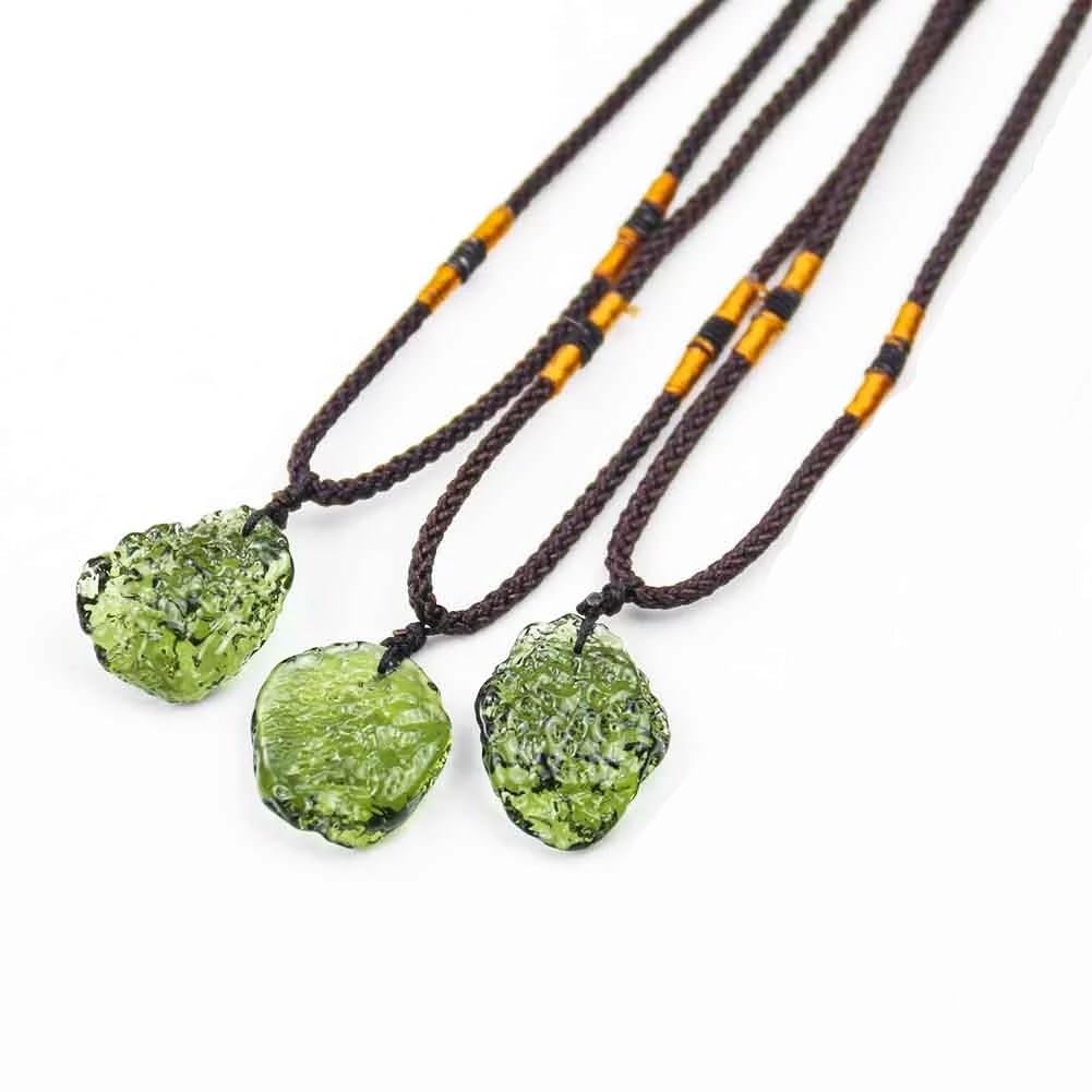 Collar con colgante de moldavita checa hecho a mano, piedra de lágrima de cristal verde, colgante de cristal verde bohemio, unisex, accesorio de piedras preciosas irregulares hecho a mano
