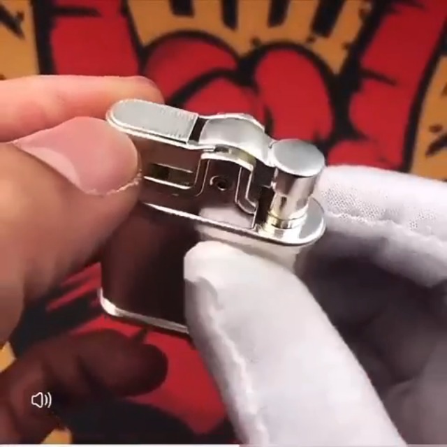 Encendedor vintage con llama ajustable y diseño plegable miniatura 7