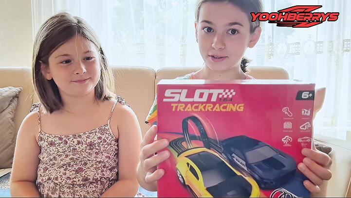 Circuit Voiture Electrique, Lumineuse Circuit Voiture Enfant 1:64 Piste De Course - 4 LED Voitures, 360° Cercle, Prise, Compteur de Tours, Piste
