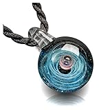 Die Mitte des Glas-Anhängers ist ein wunderschöner Ball, als wäre er das Zentrum des Universums, was seine Bedeutung unterstreicht. Es unterstreicht auch die Bedeutung Ihres Liebhabers in Ihrem Herzen.