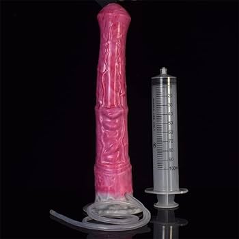 Qiz ozining mushuk porno videosi bilan oynaydi