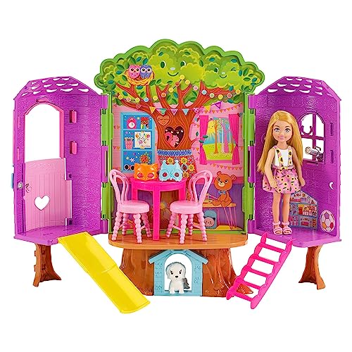 Barbie - Chelsea-Puppe und Baumhaus-Spielset mit Hündchen mit Möbeln, Rutsche und mehr als 10 Zubehörteile für endlosen kreativen Spielspaß, für Kinder ab 3 Jahren, HPL70