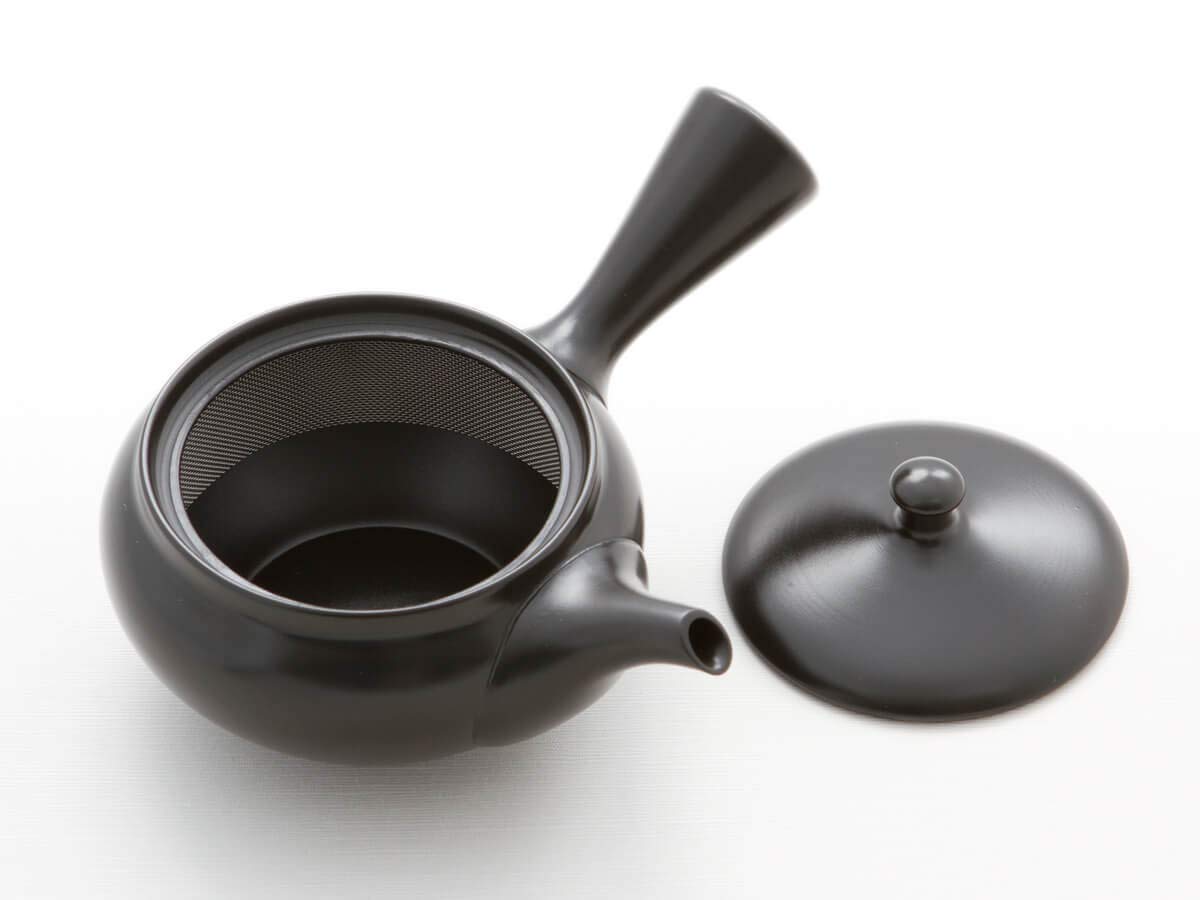 japanische Tee-Kanne Kuro Hiramaru. Schwarz, Integriertes Sieb Edelstahl. Echt japanische Kyusu, Seitengriffkanne, aus natürlichem Tokoname-Ton