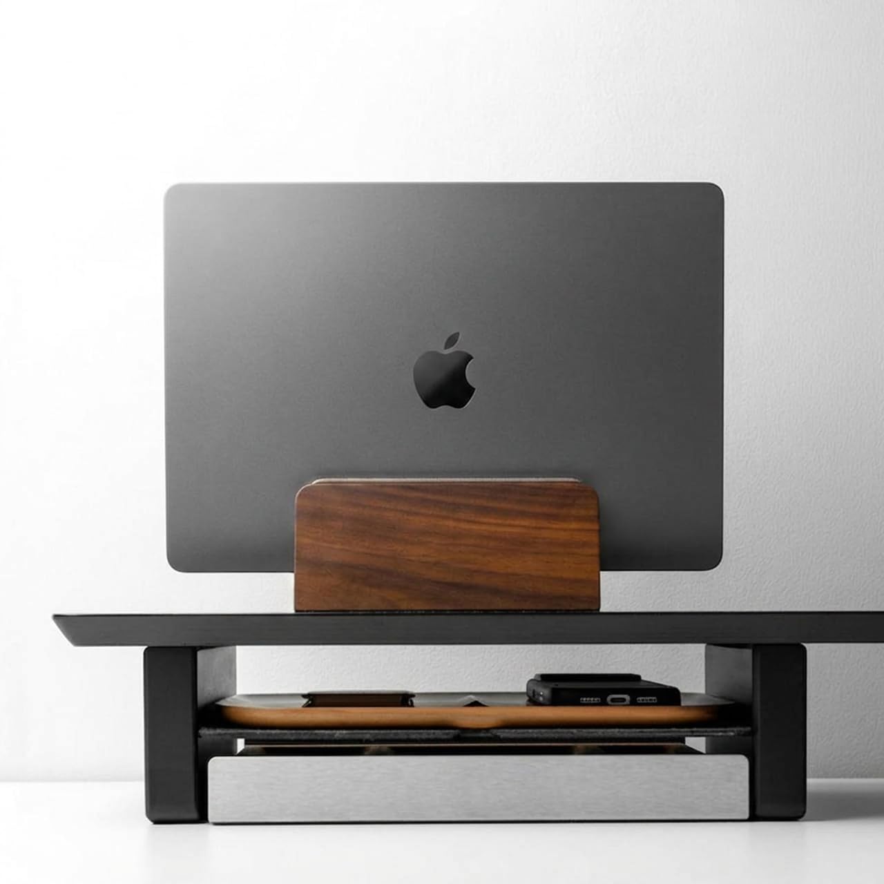Raico Vertikaler Laptop-Ständer, hochwertige MacBook-Dockingstation aus Walnussholz (Walnussholz, Single Slot | Adjustable)