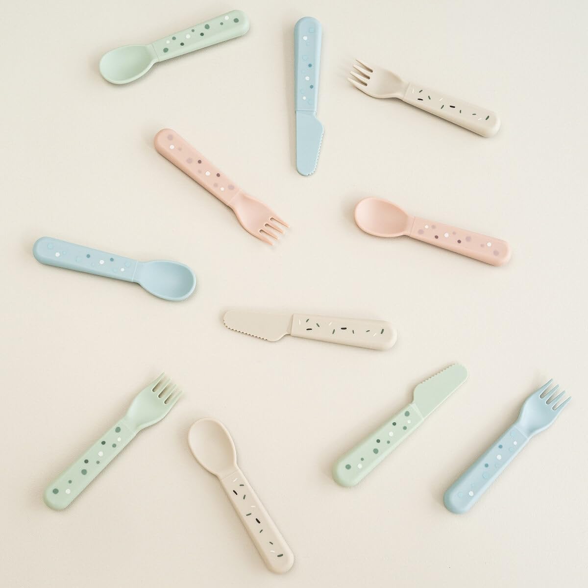 Done by Deer Ensemble de couverts Foodie Happy Dots Sand – Fourchettes et cuillères pour tout-petits avec bords arrondis – Ustensiles sûrs et faciles à nettoyer pour manger indépendamment