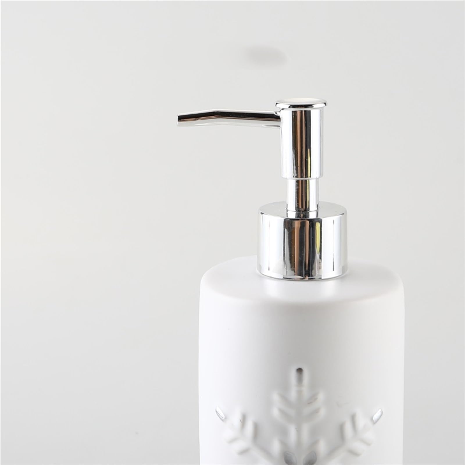 Dispensador de jabón de cerámica para baño, encimera, Relieve, diseño de Copo de Nieve, Blanco, Botella con dosificador, Recargable, para lavavajillas, 550 ml.