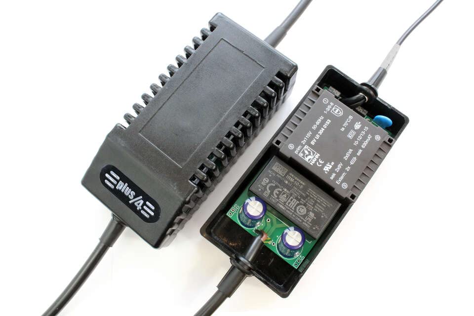 Commodore Plus/4 PSU Modern Schwarz EU - Ersatz-Netzteil für Commodore Plus/4, EU-Stecker