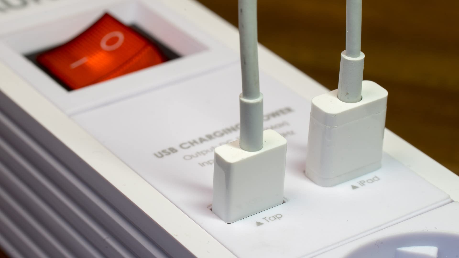 Multipresa USB con 5 prese, 2 porte USB, Interruttore, Multipresa Elettrica con Cavo da 2 m, 3680W/ 3A per Casa, Ufficio, Smartphone