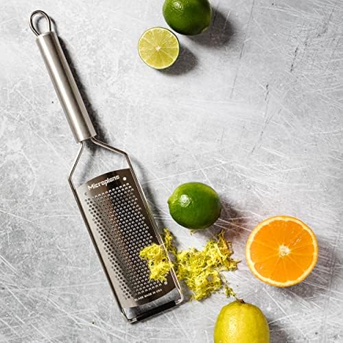 Microplane Kitchen Grater Fine for Hard Cheese, Citrus Fruits, Garlic, Chili, Cinnamon and Nutmeg with Stainless Steel Blades - Made in USA