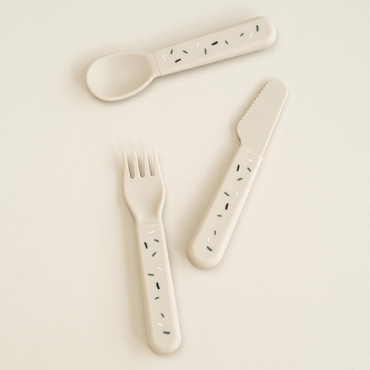 Done by Deer Ensemble de couverts Foodie Happy Dots Sand – Fourchettes et cuillères pour tout-petits avec bords arrondis – Ustensiles sûrs et faciles à nettoyer pour manger indépendamment