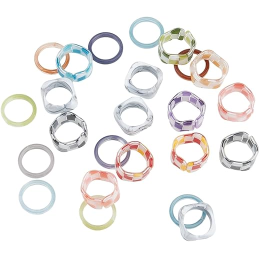 SUNNYCLUE 1 caixa, 24 peças, 3 estilos, anéis coloridos de plástico, anel de dedo de resina de cor misturada aleatória com padrão xadrez grosso e moderno, joia fina empilhável para dedos acessórios