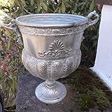 Pflanztopf / Übertopf / Amphore / Vase Großer, imposanter Übertopf / Vase. Vollständig aus Eisen. Liebevolle Verarbeitungsqualität. Unglaublich schön. In wunderschöner Silber-Antik-Patina. Traumschöne Verzierungen. Innen geschlossen und wasserdicht. Ein wahres Schmuckstück. An Schönheit nicht zu überbieten. Höhe ca. 44 cm. Durchmesser am oberen Rand ca. 32 cm. Breite mit Henkel ca. 46 cm.