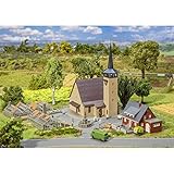 Die Schönheit ländlicher Regionen! Vier Modelle im Set für den Aufbau eines kleinen Dorfs. Den Ortskern bilden eine kleine Kirche mit Giebeldach und seitlichem Turm, ein Brunnen mit Figur, ein Wohnhaus mit Garage und Vorgartenzaun sowie als Gewerbe eine kleine Gärtnerei mit Gewächshäusern und Beeten.