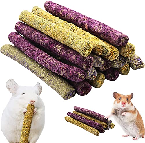 Bastoncini da masticare per piante naturali Timothy: piccoli spuntini con erba naturale Timothy dopo la pulizia, la macinazione e l'asciugatura ad alta temperatura. La superficie è rivestita con petali di fiori e ha una leggera fragranza floreale. Il bastone di fieno Timothy ha aggiunto un sapore unico, tra cui tre aromi floreali: rosa/calendula/non dimenticare di me-non, in modo che i piccoli animali abbiano più scelte da masticare senza annoiarsi. Molto adatto per piccoli roditori come conigli/criceti/porcellini d'India/scoiattoli/cincilla!