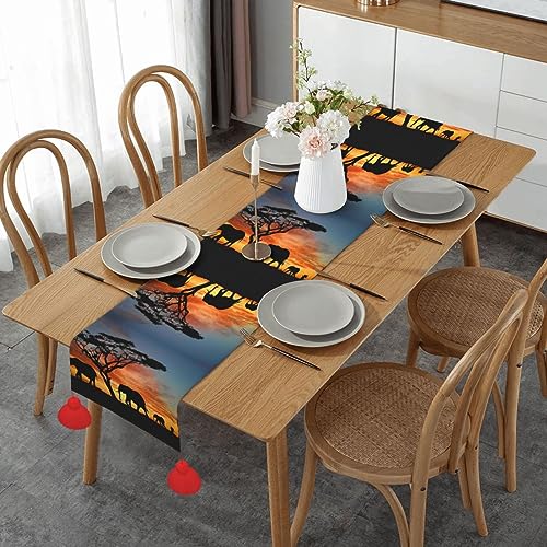 Chemin de table avec pompons de salle à manger et décoration macramé pour mariage