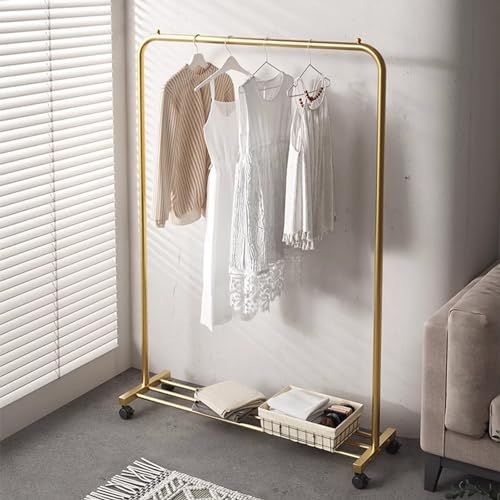 Penderie à vêtements avec étagères pour optimiser le rangement