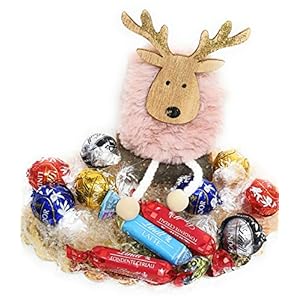 Kerstsamenstelling met pluche rendier zittend met bonbonlindor gesorteerd.