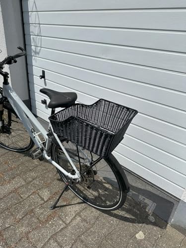 Fahrradkorb Gepäckträger Hinten – Rattan-Optik Schwarz – Feste Montage – Wetterfest & Stabil – Kunststoff Hinterradkorb – Inkl. Befestigungsmaterial – 46 x 30 x 21 cm