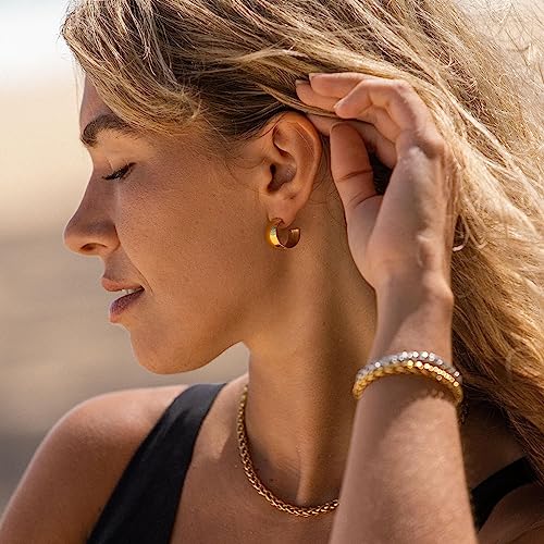 Purelei Signature Bold Ohrringe (Gold), Wasserfeste Damen Ohrringe, Kleine, dicke, elegante Creolen aus Edelstahl, Geschenk für Frauen… – Ansicht 3