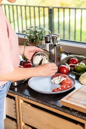 Foto von RÖSLE Tomaten- und Mozzarellaschneider, Tomatenteiler zum Zerschneiden in gleichmäßige Scheiben, Gemüseschneider, ABS, Edelstahl 18/10, schwarz/silberfarben, 16 x 10.5 x 5 cm