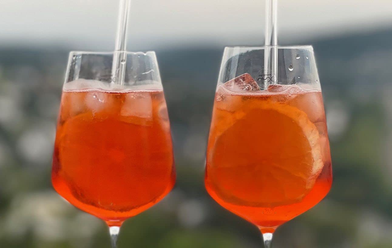Topkapi elite Aperol Spritz Gläser Set DUO Exquisite XL – 2 Stück, ~450 ml | 2x Bleifreie, ultradünne Kristallgläser Cocktail Weinkelche mit 6x Glashalmen. Premium Geschenk für Paare und Cocktailfans.