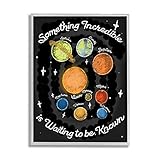 Stupell Industries Something Incredible Is Waiting Zitat Planets Sun Earth Designed by Daphne Polselli Gray Gerahmte Wandkunst Schwarz