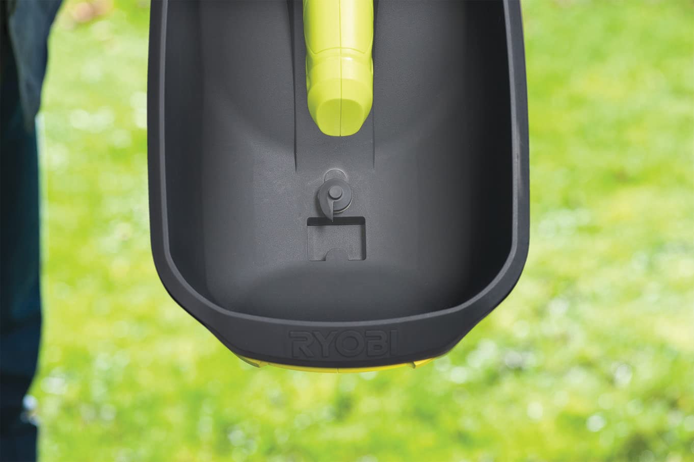 RYOBI Épandeur Manuel sans Fil 18V One+ OSS1800 5 Vitesses Réservoir 4L 5Kg Largeur 2,5m