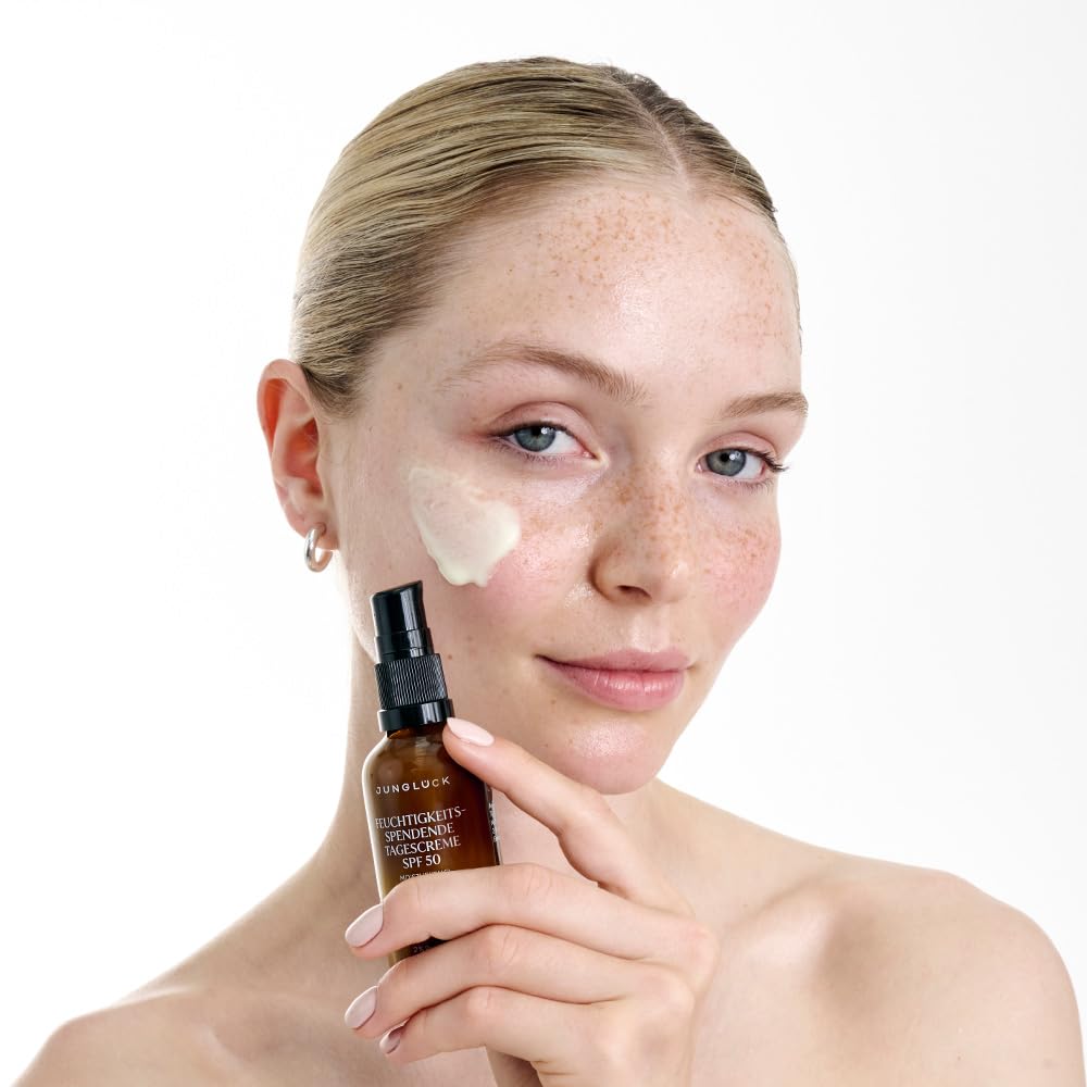 JUNGLÜCK Set Fahlen Teint ausgleichen SPF 50 | Reinigungsöl + Vitamin C Sensitiv Serum + Feuchtigkeitsspendende Tagescreme SPF 50 – Glow & UV-Schutz