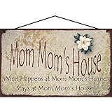 5x8インチ Mom Mom's House サイン マグノリアの花 What Happens at Mom Mom's House Stays at Mom Mom's House ビンテージスタイル 装飾 家庭 家族 ホームデコレーション おばあちゃん 祖母 ニックネーム ギフトサイン