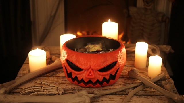 citrouille qui rit d'halloween avec des bonbons. 12792430 Art vectoriel chez Vecteezy