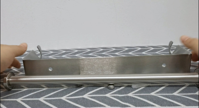 Portarotolo da cucina nero senza foratura, supporto da parete in acciaio inox, porta rotolo di carta autoadesivo, pratico portarotolo sotto l'armadio