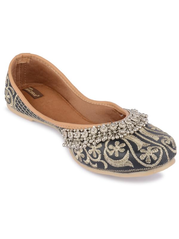Image of Flat Footwear /Mojari /Punjabi Jutti /Bellies for Women - Embroidered Gungroo