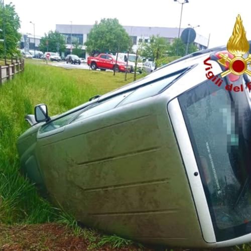 Due anziani estratti dai vigili del fuoco dal fuoristrada finito nel fossato