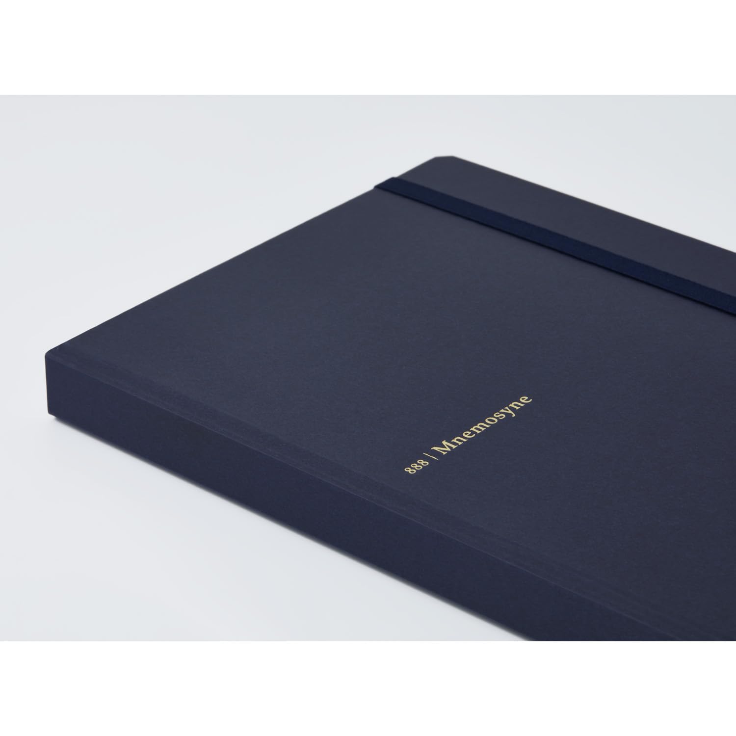 Maruman MNEMOSYNE Carnet de notes 21,6 x 15,2 cm (A5), grille à points de 5 mm, couverture rigide avec bande élastique, marque-pages et poche intérieure, 90 g/m², 120 feuilles/240 pages, bleu marine,