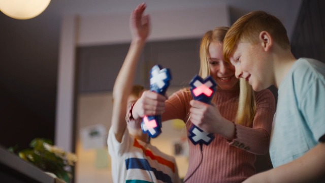 Mattel Games Gioco Elettronico Crossed Signals, 4 Modalità Di Gioco, Per Bambini Dagli 8 Anni In Su