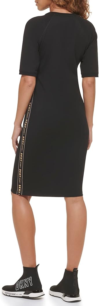 Schwarzes Kleid Kleid Mit Jeansjacke Und Sneaker Sweatshirtkleid